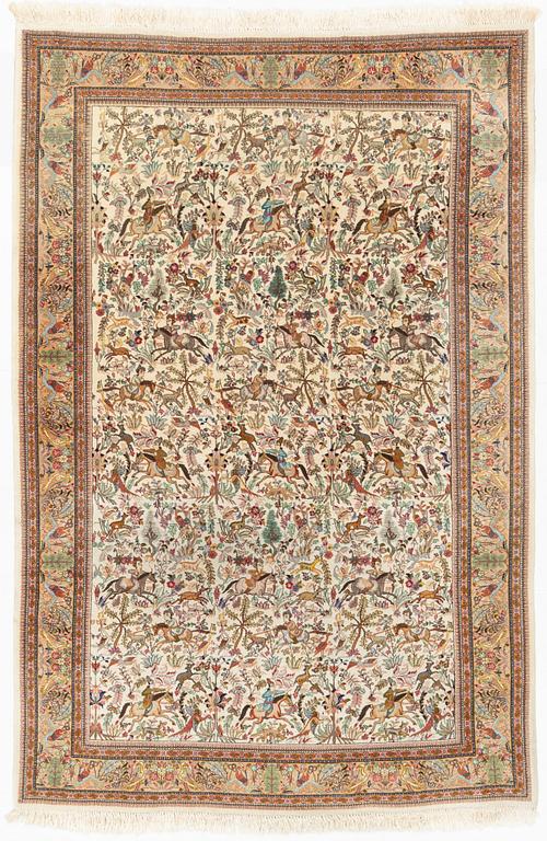 A Tabriz carpet, 270 x 180 cm.