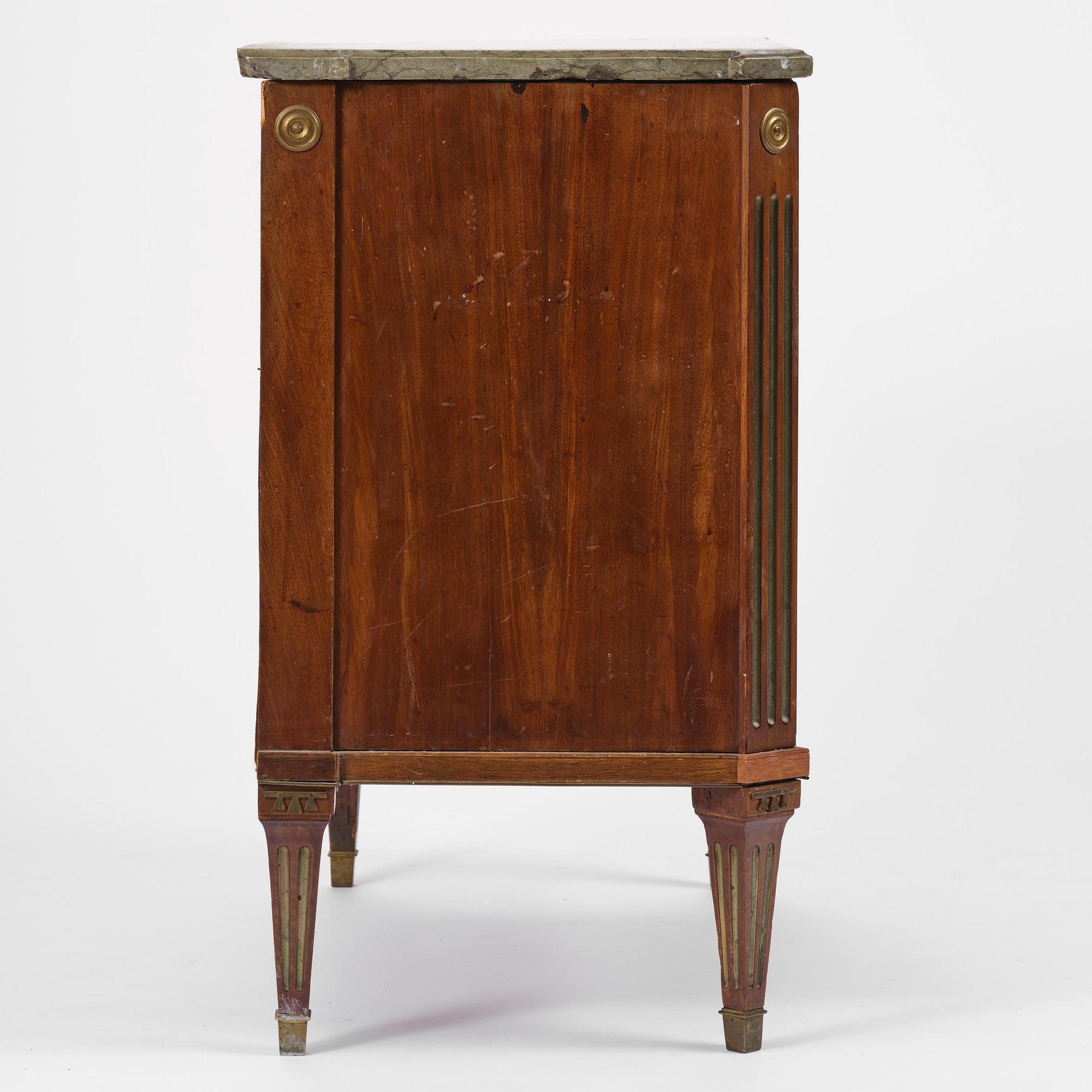 A late Gustavian mahogny commode.