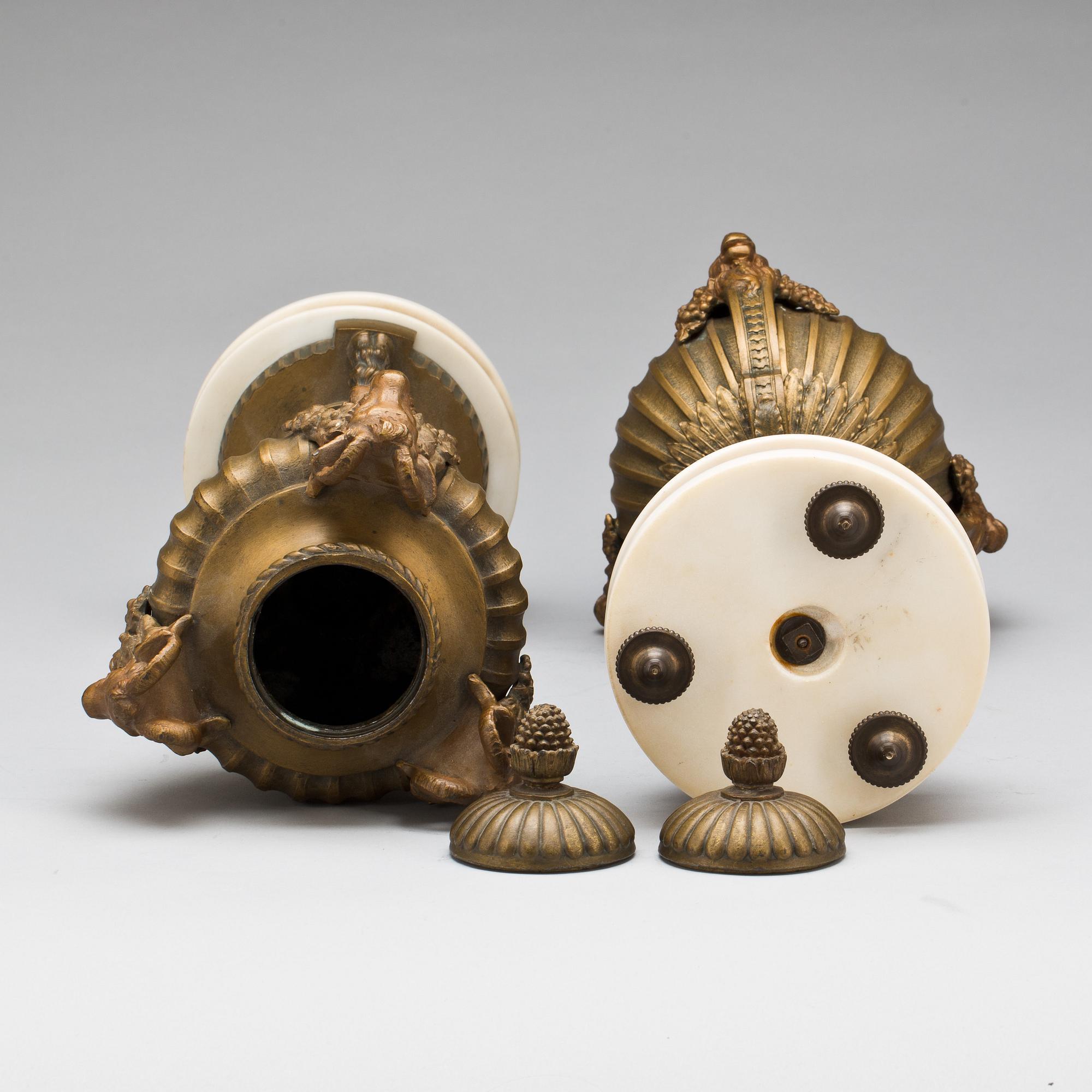 CASOLETTER, ett par, gustaviansk stil. Omkring 1900.