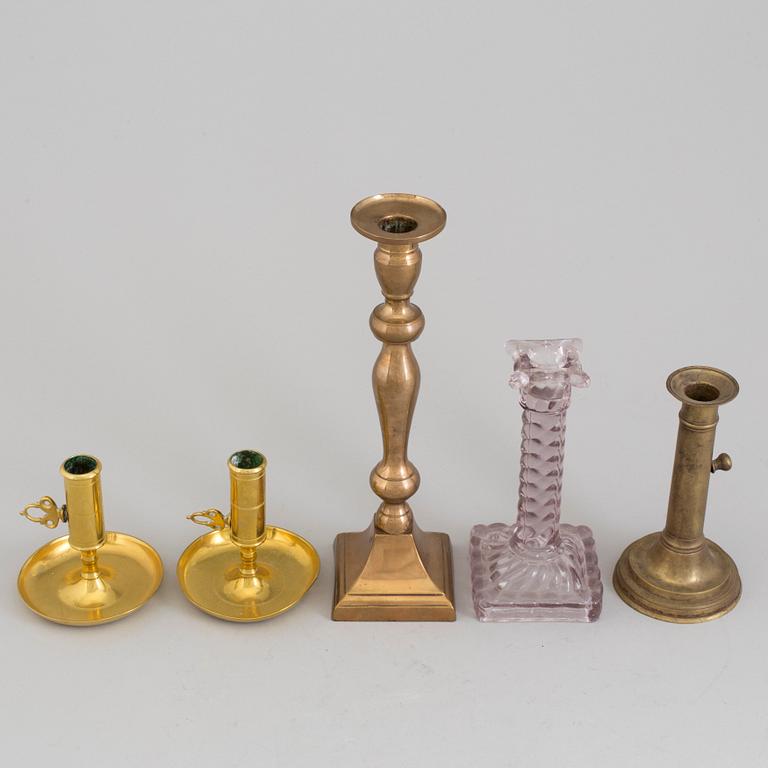 LJUSSTAKAR, 5 st, glas, mässing och brons, 1700-/1800-tal.