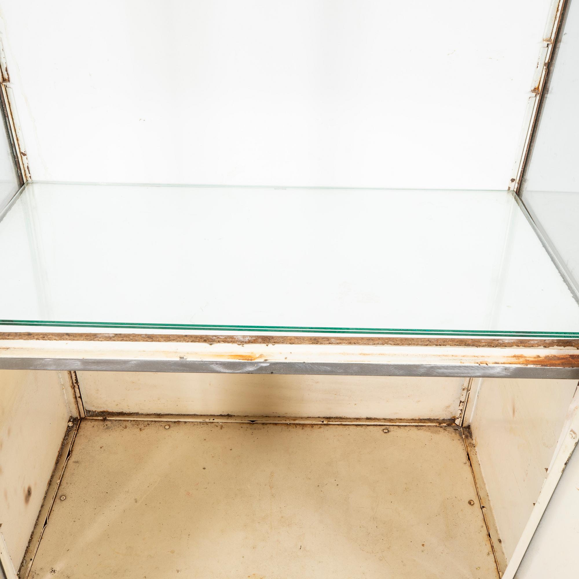 Läkarskåp mellaneuropa 1900-talets mitt.