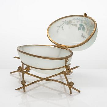 Dosa, glas och mässing, 1800-talets slut.