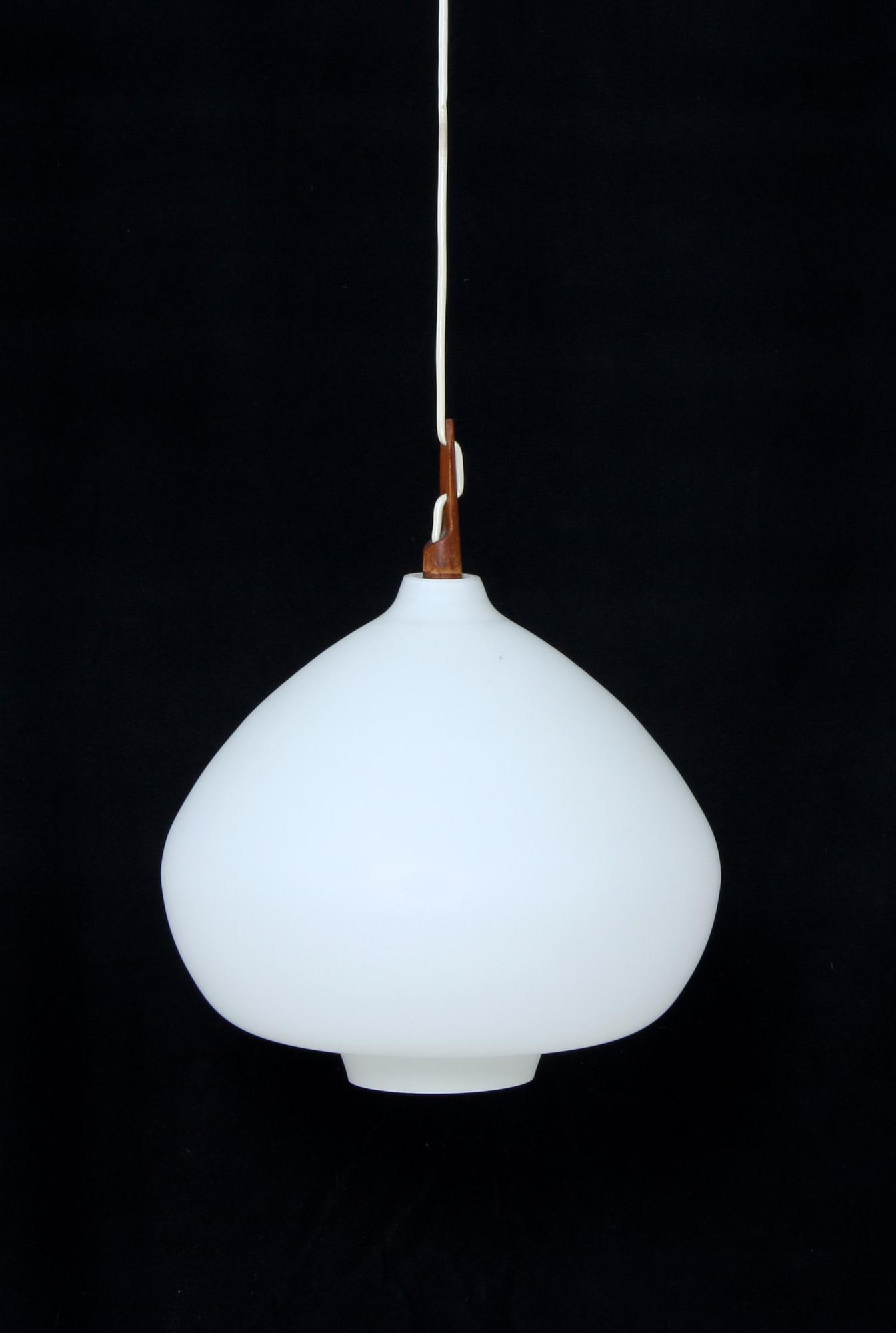 TAKLAMPA, Hans-Agne Jakobsson, 1900-talets tredje kvartal. H 33.