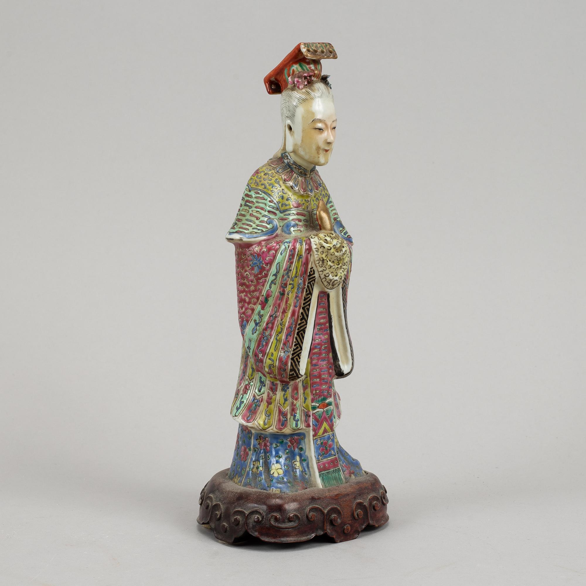 A famille rose porcelain figurine, Qing dynasty, 19th century.