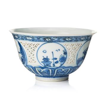 1316. A blue and white bowl, 'Hatcher Cargo', 17th Century.