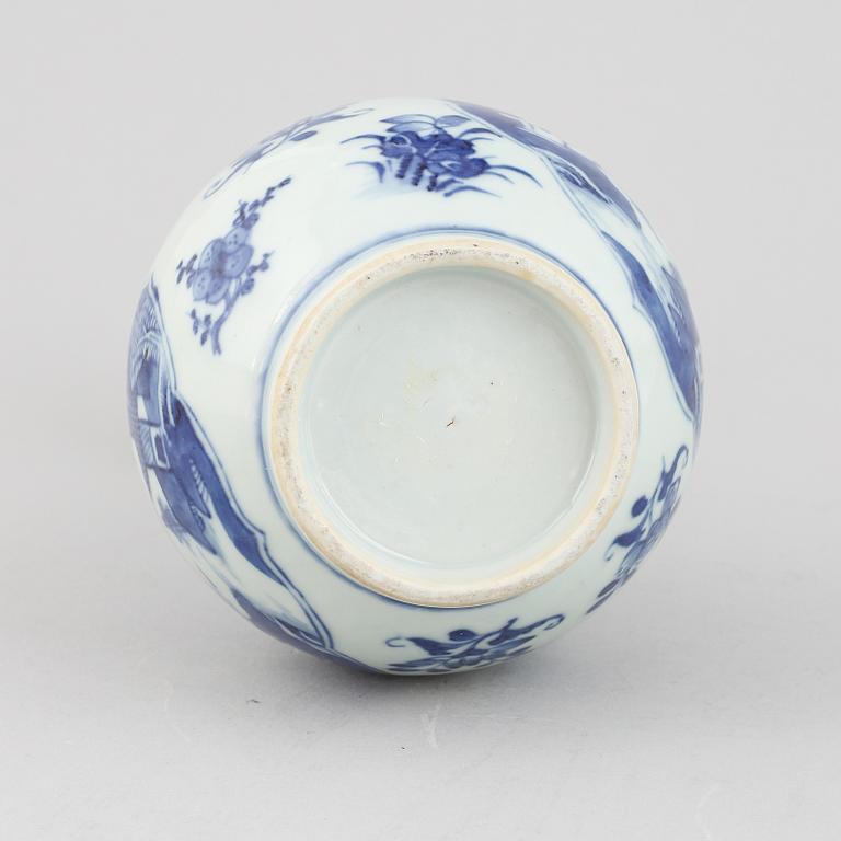 A Chinese blue and white porcelain kendi, early 19th century.