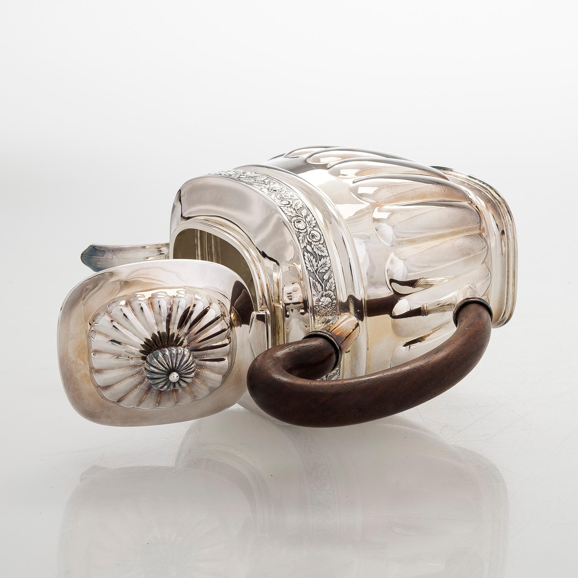 Kahvikannu, hopeaa, biedermeier-tyyli, Kultakeskus Oy, Hämeenlinna, 1966.