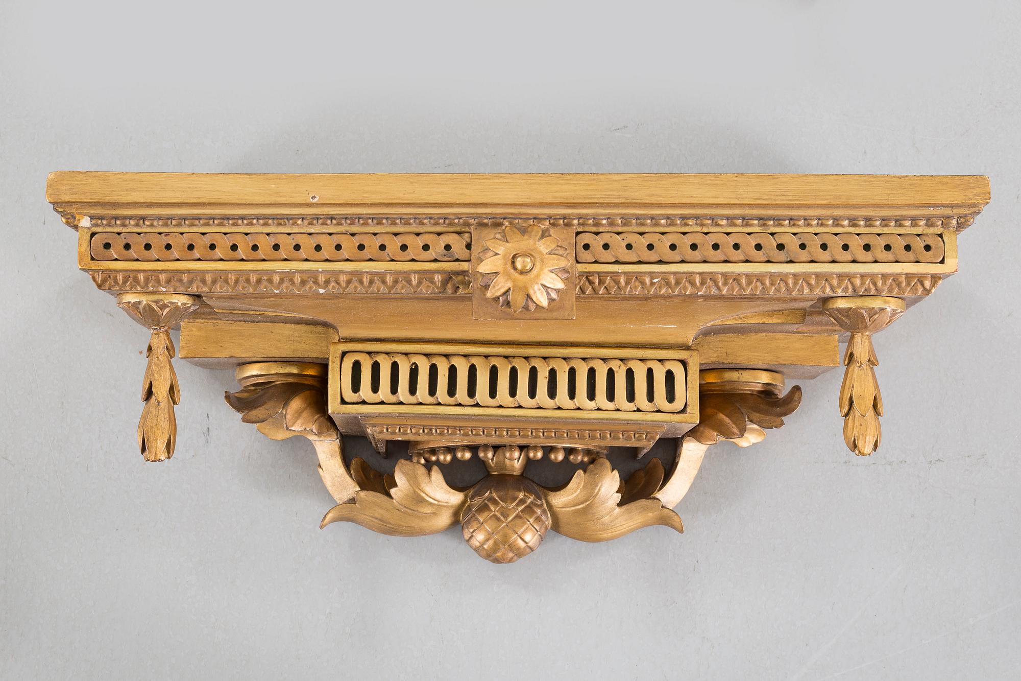 A mantlepiece clock with console from the second half of the 19th century.