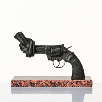 Carl Fredrik Reuterswärd, "Non-Violence".