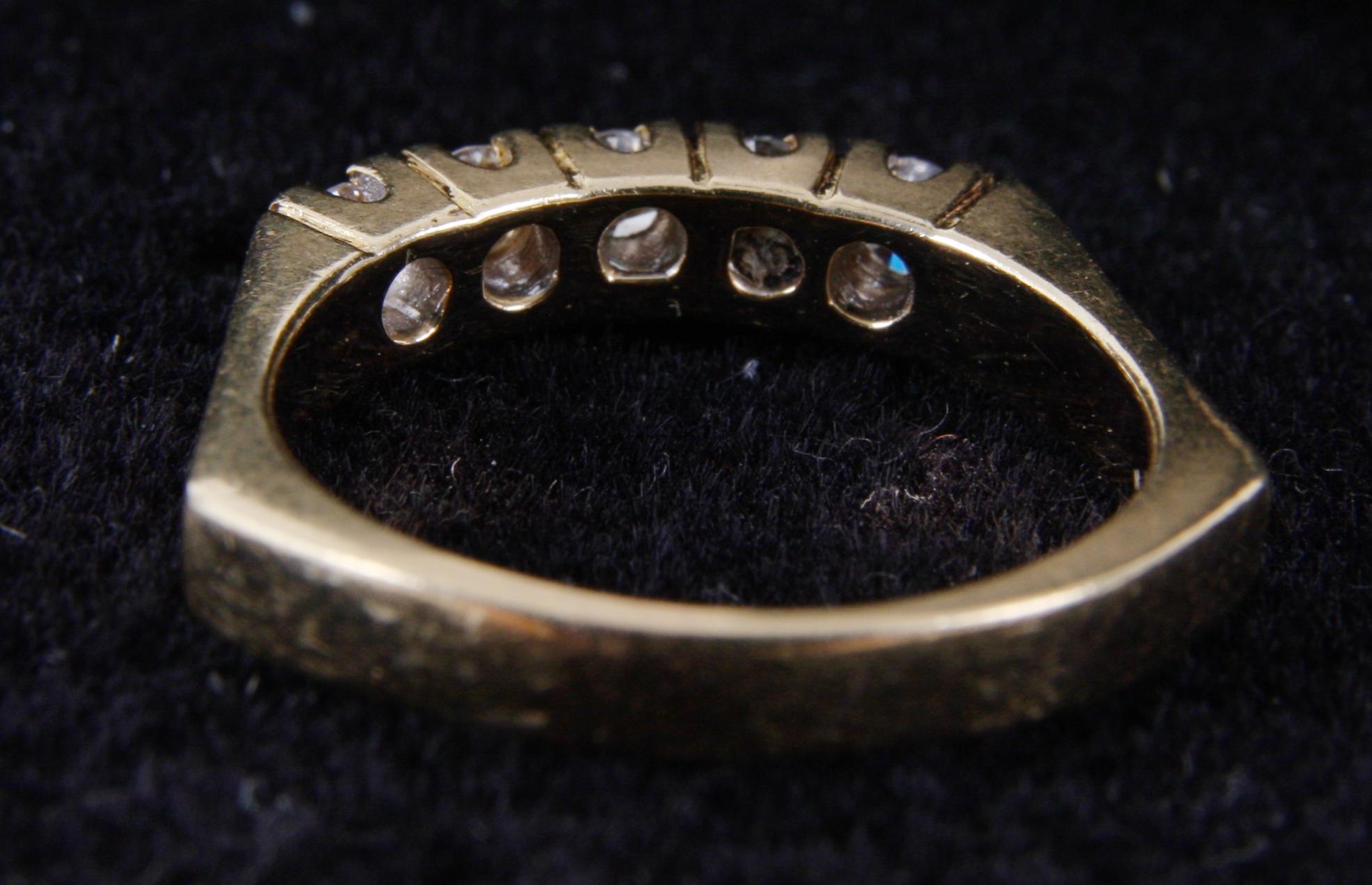 RING, 18K guld med 5 briljanter tot ca 0.50 ct.