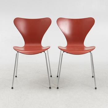 Arne Jacobsen, stolar, 5 st, "Sjuan", Fritz Hansen, Danmark, 2022.
