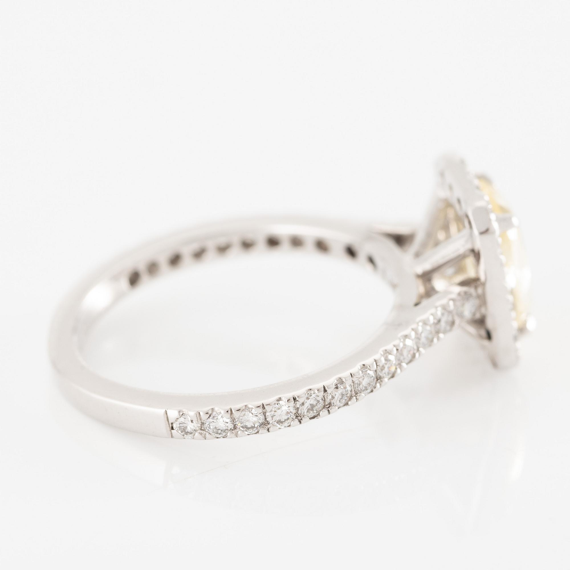 Ring in 18K white gold set with an oval-cut yellow sapphire and brilliant-cut diamonds.