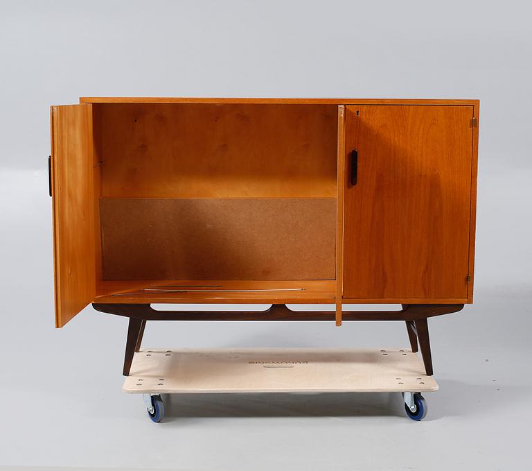 SIDEBOARD, 1900-talets tredje kvartal.