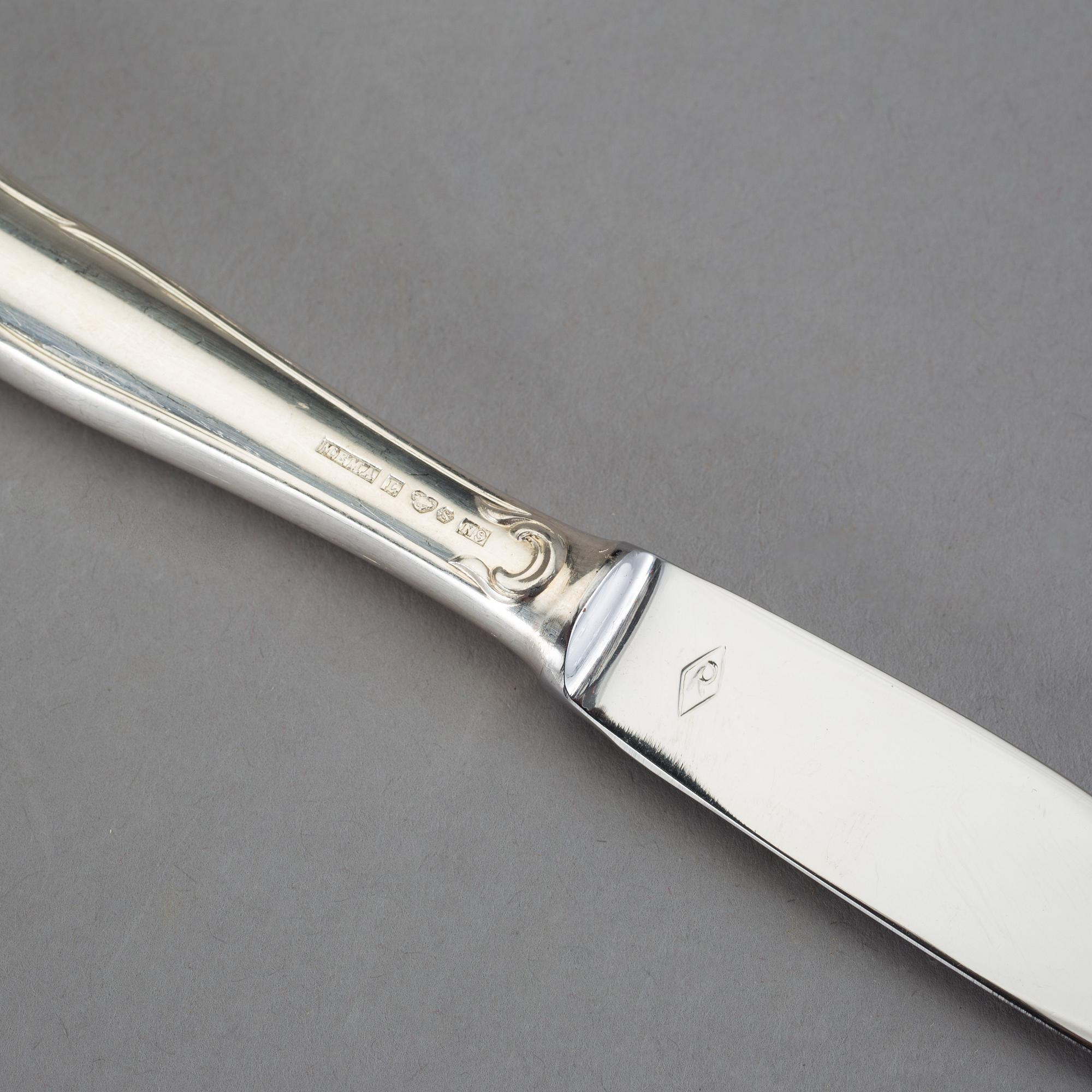 BESTICKSERVIS, silver, 64 delar. "Symfoni" samt "Olga". Bl a Mema, Lidköping, olika årtal 1963-1977. Vikt ca 1 320 gram.