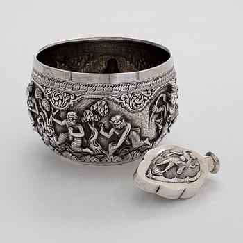 A silver bowl, Tillander import marks, 1983, and a silver snuff bottle.