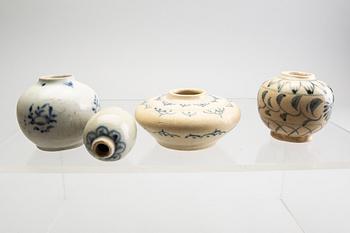 A group of blue and white South East Asian ceramics, 18/19th Century. Miniatures (9 pieces).