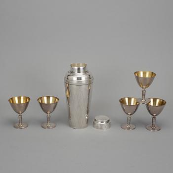 SHAKER och COCKTAILGLAS, 5 st, nysilver, bl.a. CG Hallberg, 1930-40-tal.