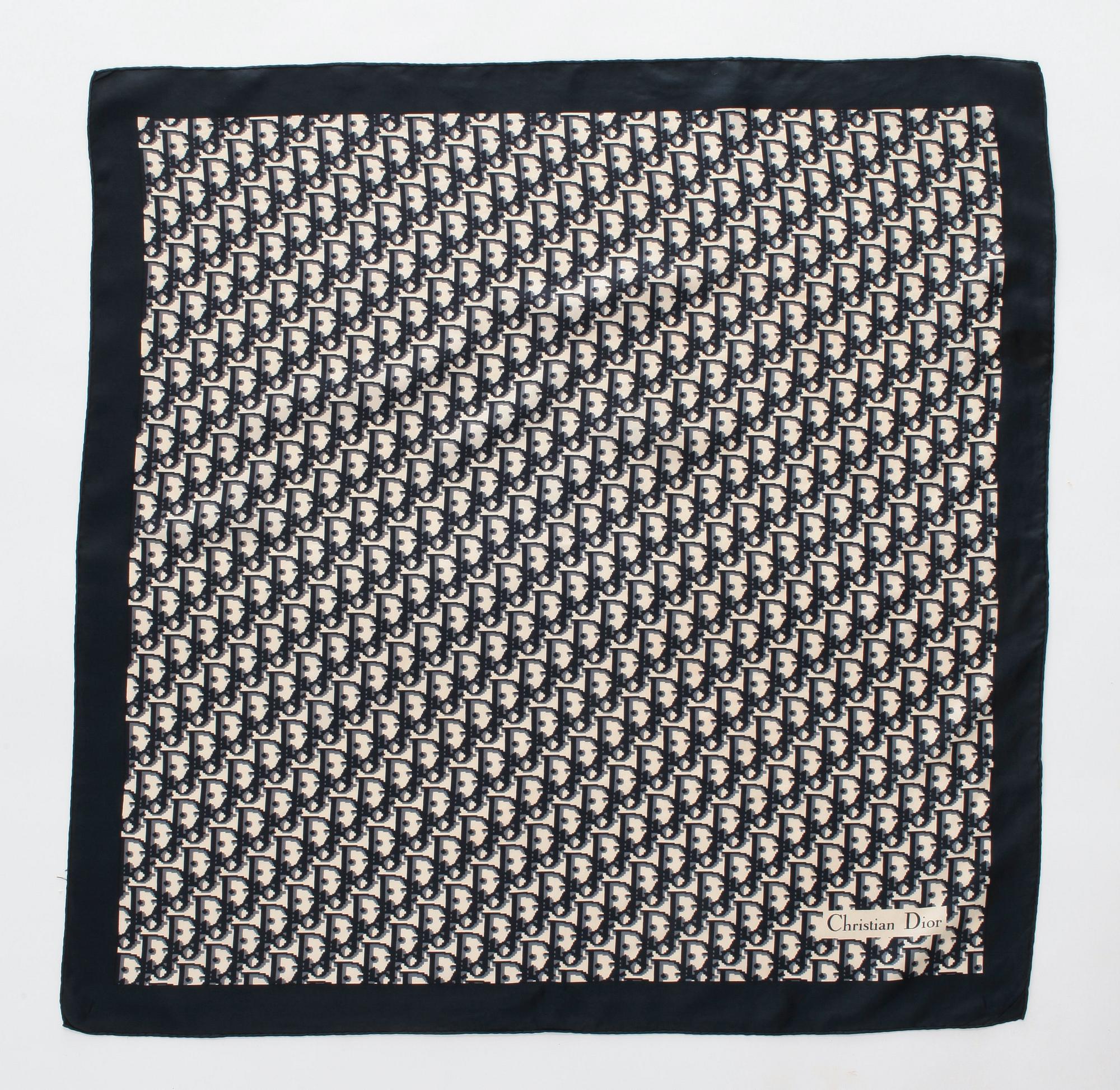 CHRISTIAN DIOR, tre stycken scarfs.