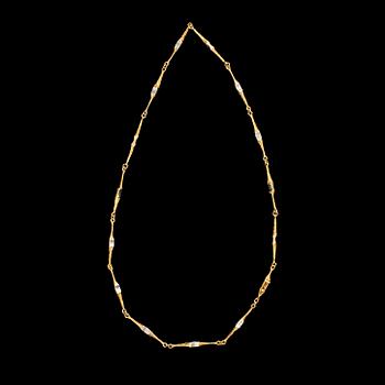 HALSSMYCKE, guld och platina, "Arabeski", Lapponia 1996. Vikt 13,5 g.