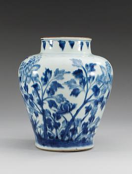 A blue and white Transitional jar, 17th Century.