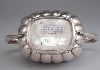 A SUGAR BOWL WITH A LID.