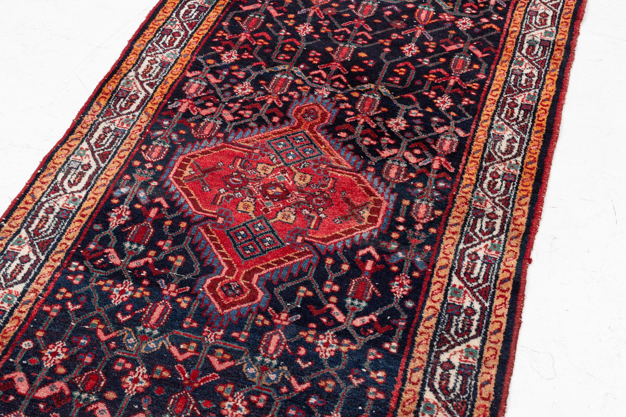 Gallerimatta, orientalisk. Ca 475 x 100 cm.