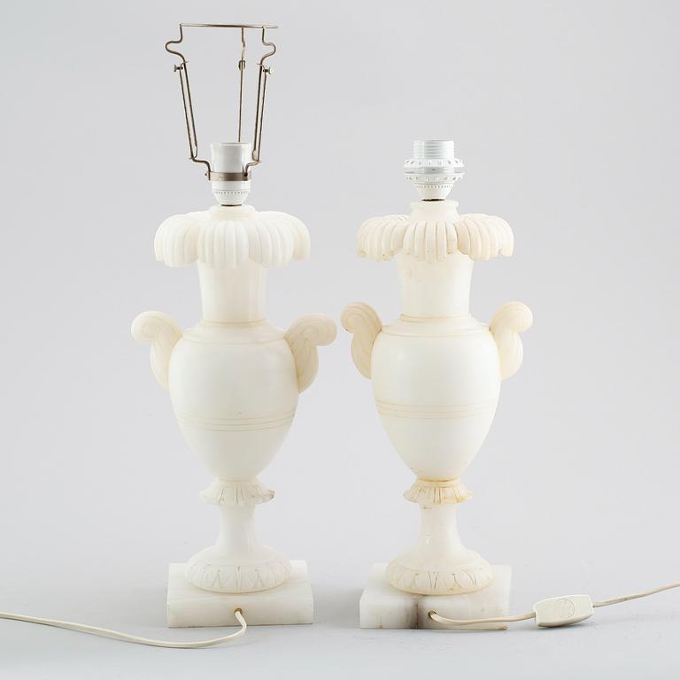 BORDSLAMPOR, 2 st snarlika, alabaster, 1900-talets första hälft.