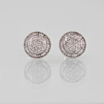 ÖRHÄNGEN, 18K vitguld med briljant och baguetteslipade diamanter ca 0.91 ct. Vikt 3,8 gram.