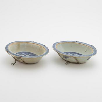 Skålfat, två stycken, porslin, Kina, Jiaqing, (1796-1820).