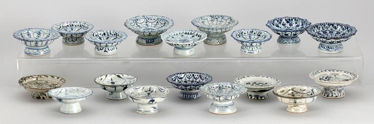 SKÅLAR PÅ FOT, 18 st, porslin, Kina, 1800/1900-tal.