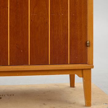 Bokhylla med underskåp, 1960-tal.