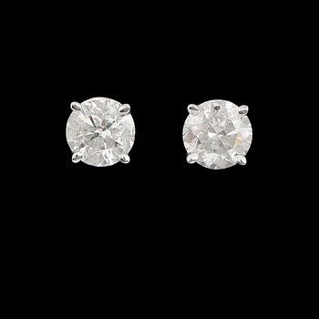 ÖRHÄNGEN, 1 par, 14 k vitguld, solitära briljantslipade diamanter tot ca 0.63 ct.