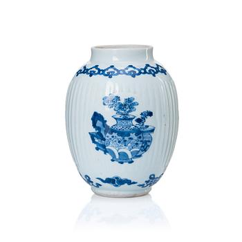 1112. A blue and white tea caddy, Qing dynasty, Kangxi (1662-1722).