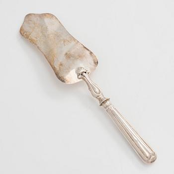 A silver cake server, and a silver platter, silver, J. E. Fagerroos, Helsinki 1874 and Kultakeskus, Hämeenlinna 1956.