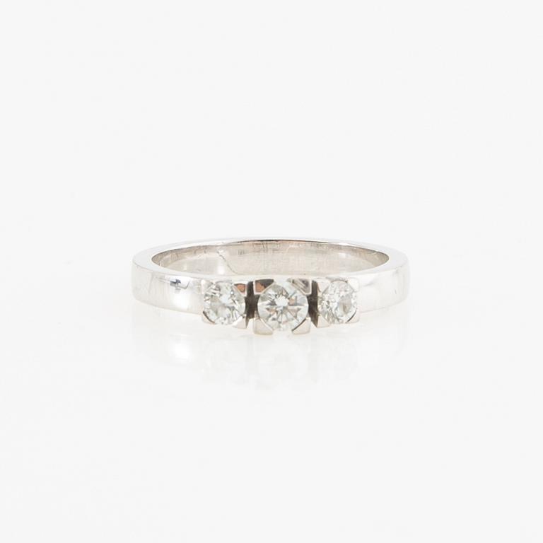 Ring, 18K vitguld med tre runda briljantslipade diamanter.