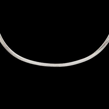 A silver, 'Dew Drop' neckring by VIVIANNA TORUN BÜLOW-HÜBE for Georg Jensen, Denmark, desgined 1955.