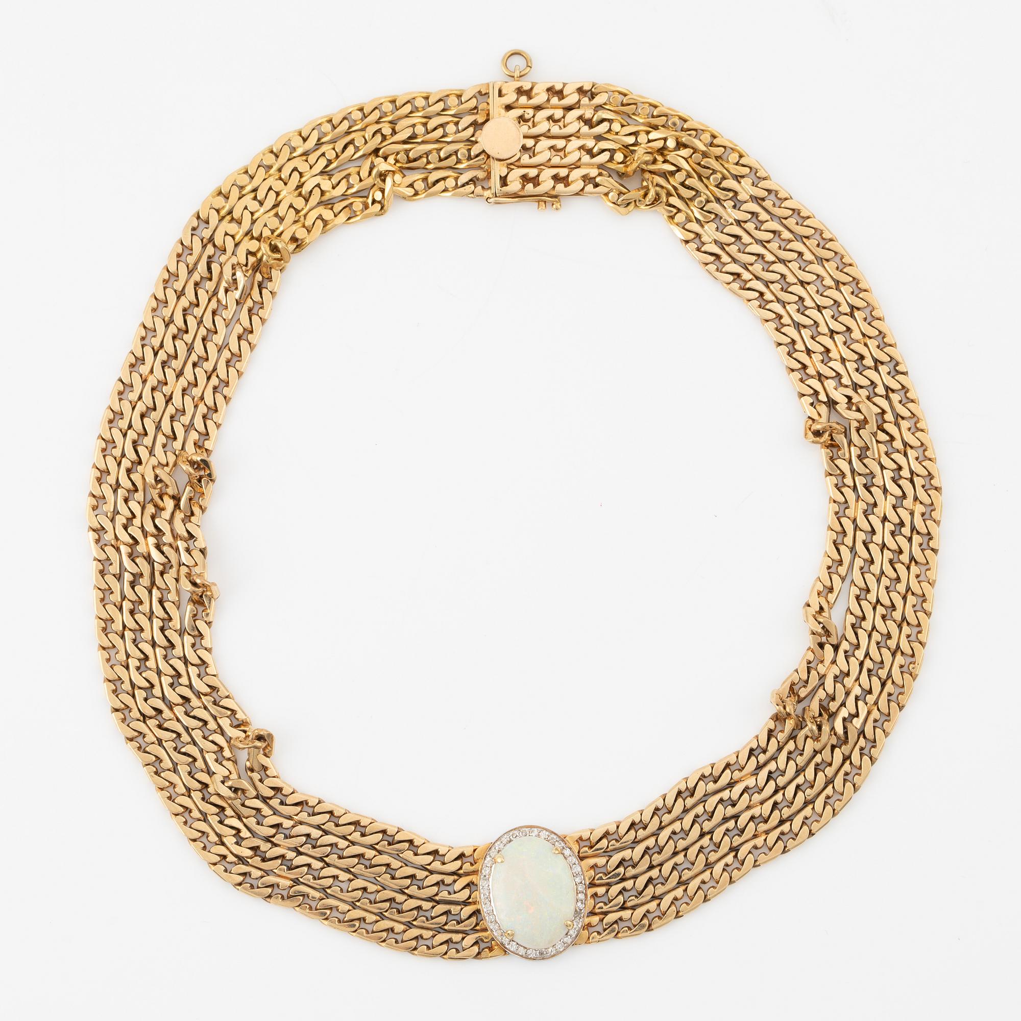 Necklace 14K gold with an opal and round brilliant-cut diamonds.