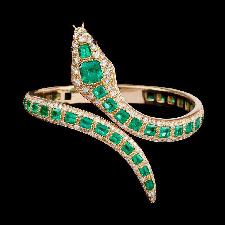 An emerald, tot. app. 15 cts, and brilliant cut diamond snake bracelet, tot. app. 5 cts.