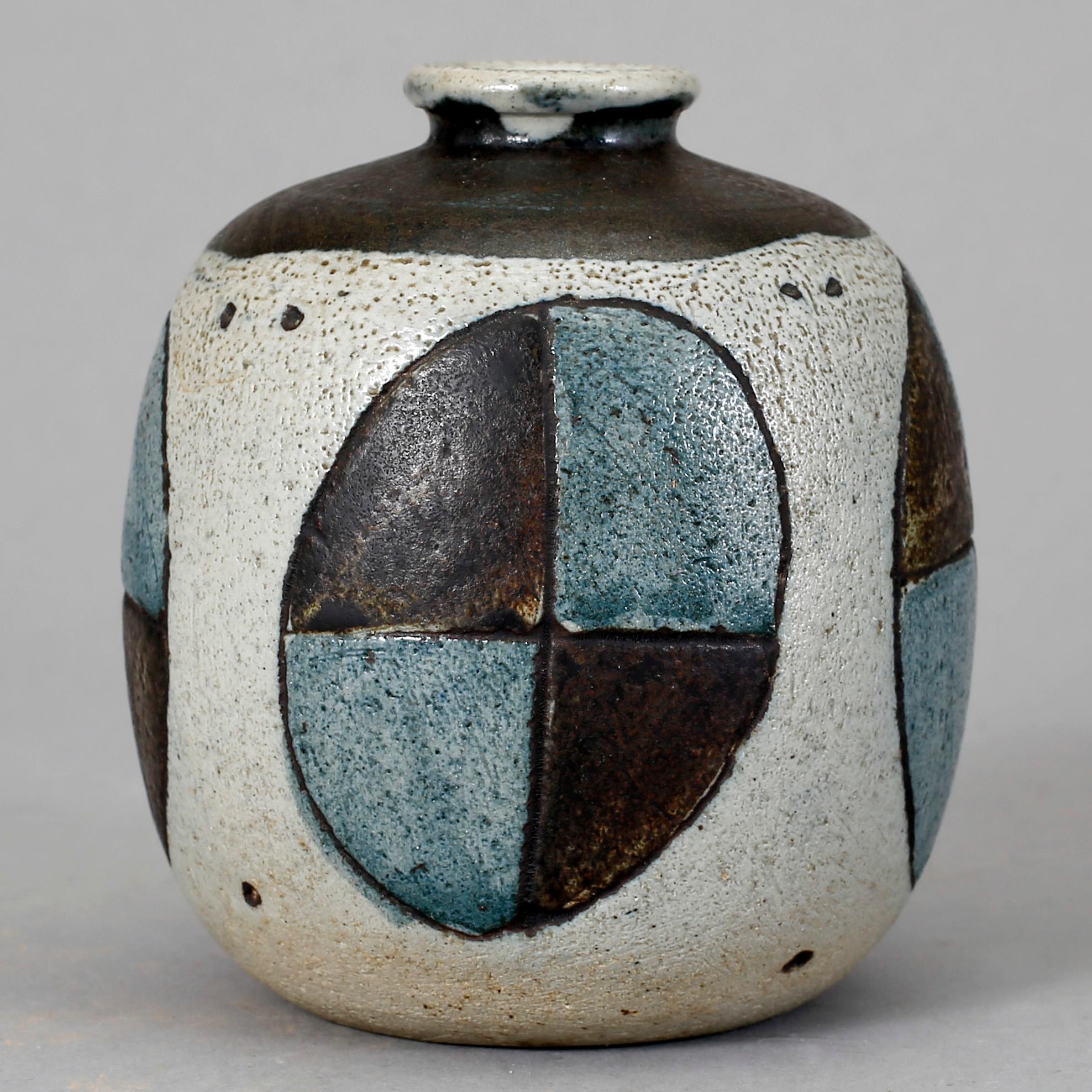 VAS, chamotterat stengods. Anders Bruno Liljefors, Gustavsberg studio, 1952.