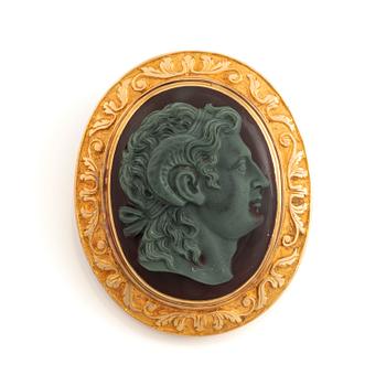 463. An 18K gold and hard stone cameo, 19th century.