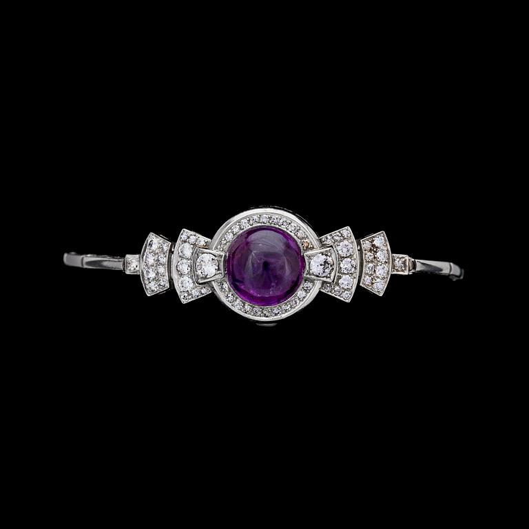 ARMBAND, cabochonslipad ametist medbriljant- och åttkantslipade diamanter, tot. ca 1.50ct.  Stockholm 1941.