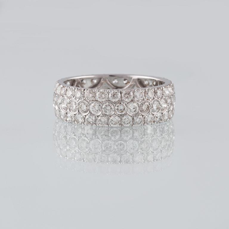 RING, 18K vitguld med 90 briljantslipade diamanter 3.26 ct. Vikt 4,1 gram.