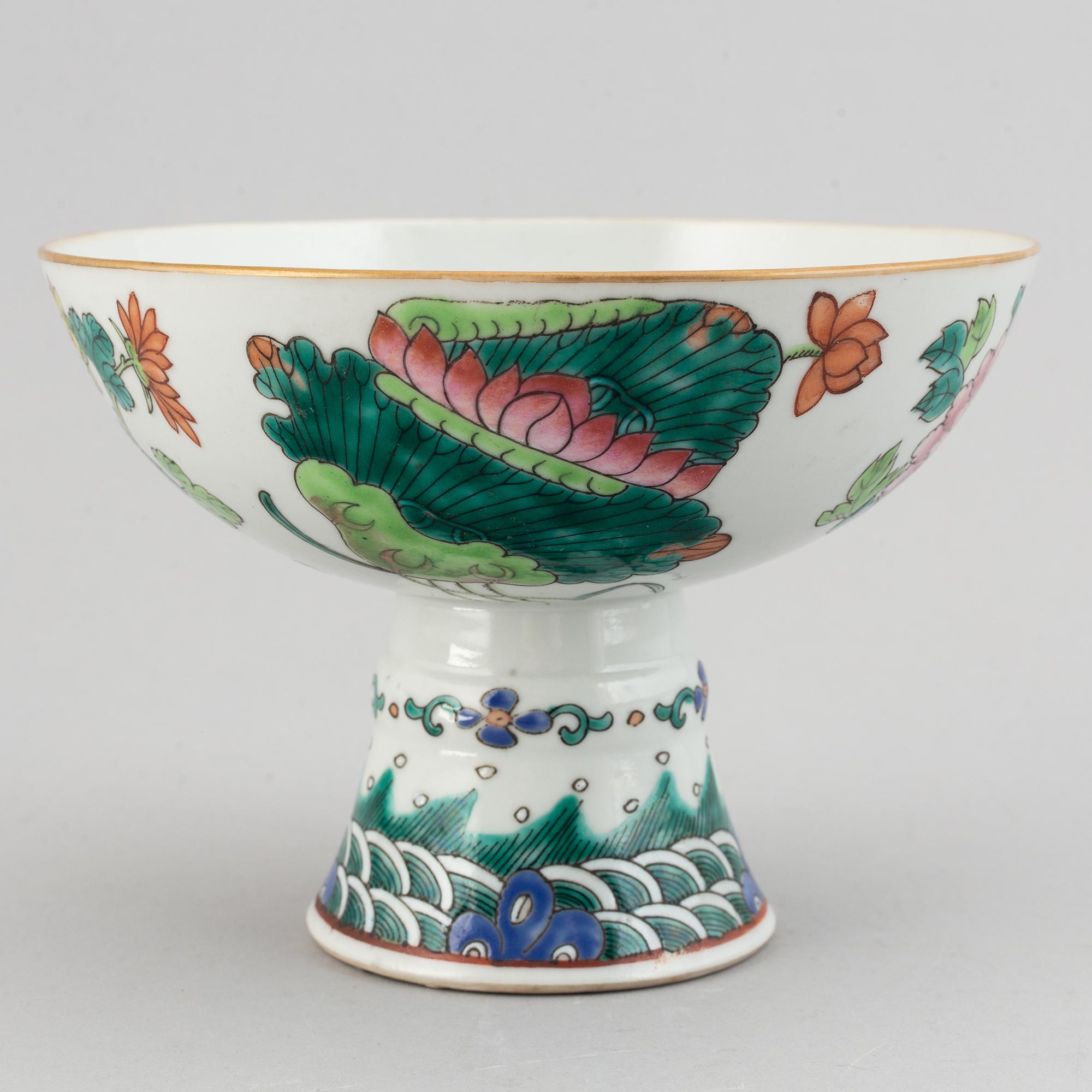 A famille rose footed dish, Qing dynasty, late 19th/early 20th century.