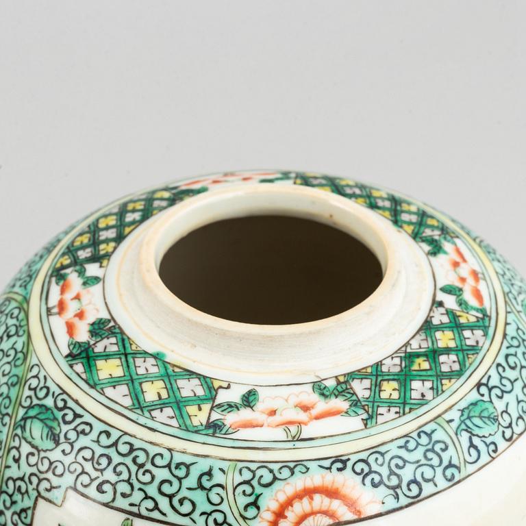 Bojaner med lock, ett par, porslin. Kina, 1900-tal.