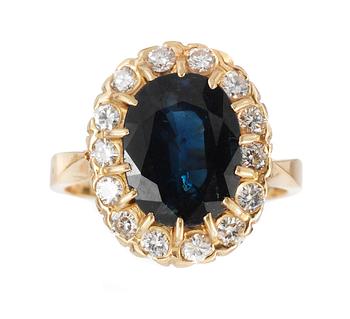 1171. RING, set with blue sapphire, 3.80 cts, and brilliant cut diamonds, 0.56 cts.