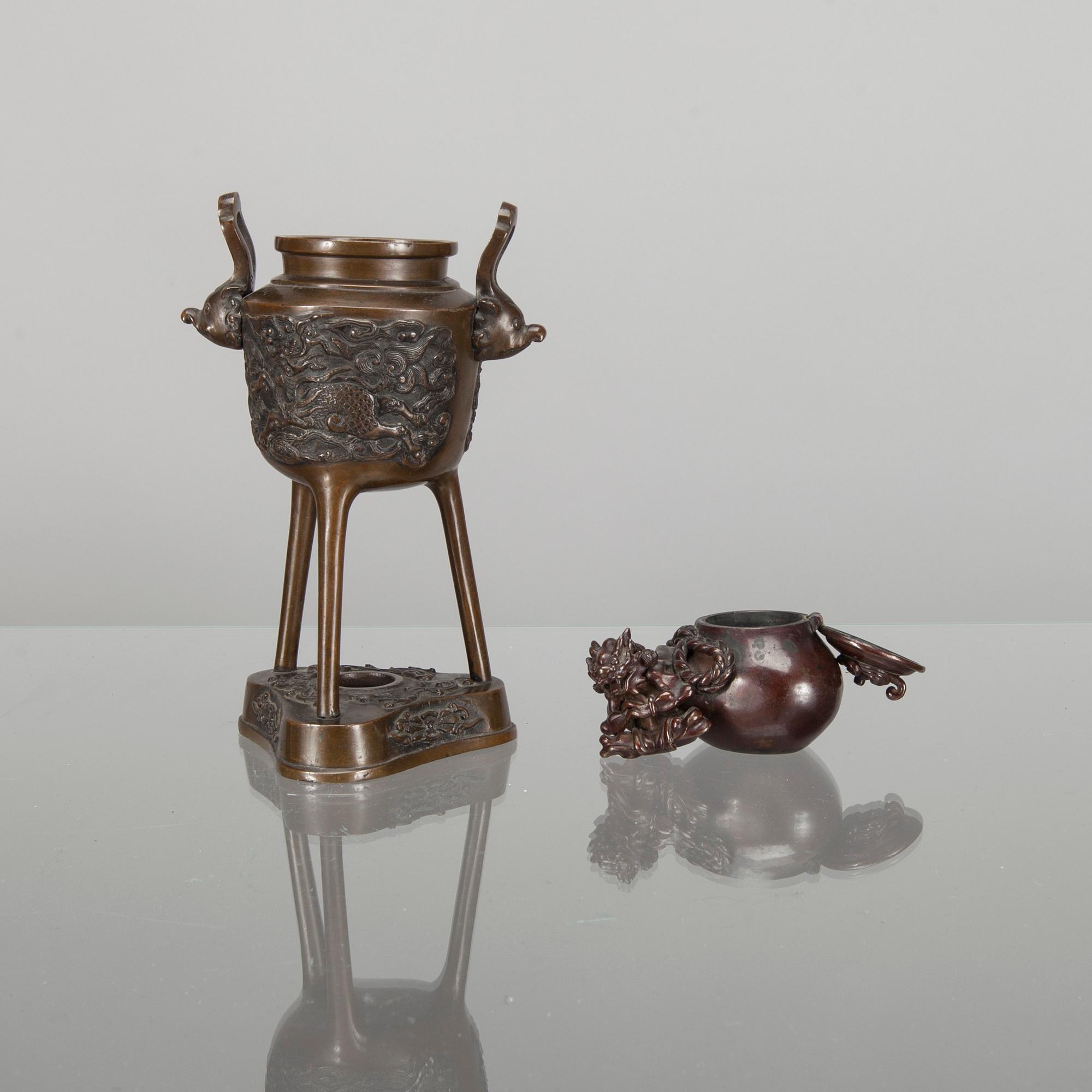 RÖKELSEKAR och BLÄCKHORN, brons, Kina, sekelskiftet 1800/ 1900.