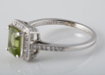 RING, 14K vitguld med åttkantslipade diamanter och fasettslipad peridot. Vikt 3,8 gram.