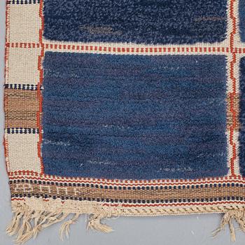 Märta Måås-Fjetterström, A CARPET, "Rutig blå halvflossa", knotted pile in relief, ca 304 x 209,5 cm, signed AB MMF.