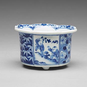 914. A blue and white pot/censer, Qing dynasty, circa 1700.