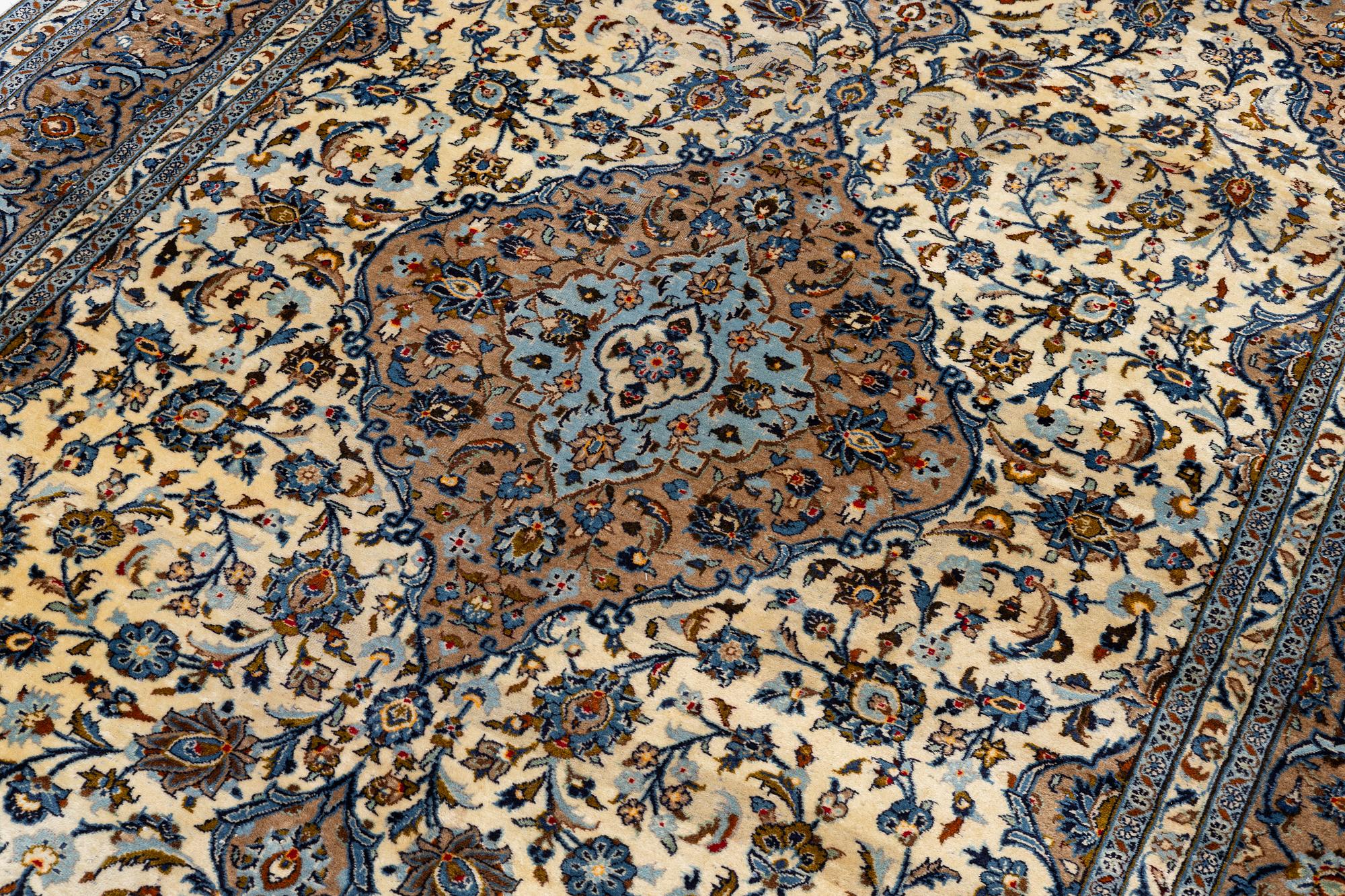 Matta, Keshan, ca 346 x 243 cm.